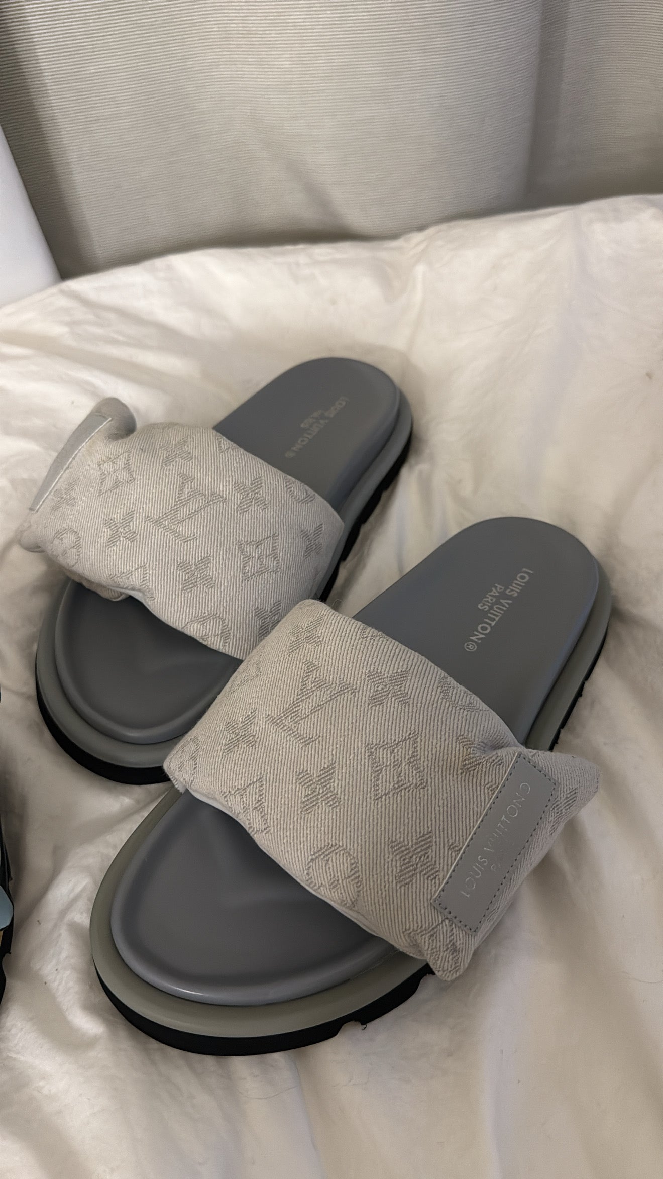 LV PILLOW SLIDES GREY