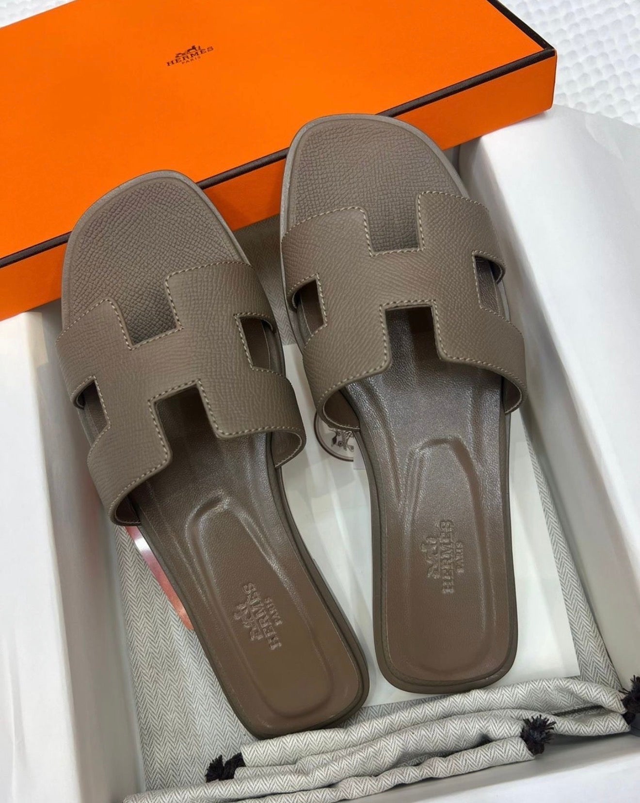 "Herm" it girl taupe Sandals